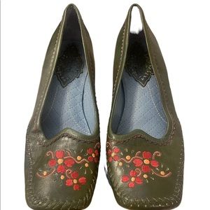 INDIGO by CLARKS Vermouth Embroidered Kitten Heels